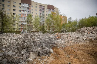 На улице Радужная в Звенигороде завершается снос недостроенного 5-этажного дома