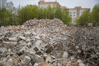 На улице Радужная в Звенигороде завершается снос недостроенного 5-этажного дома