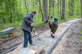 В Звенигороде обновляют пешеходную дорожку к мемориалу «Бронзовый солдат»