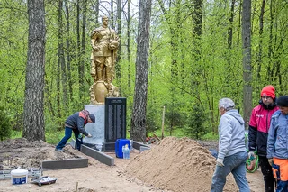 В Звенигороде обновляют пешеходную дорожку к мемориалу «Бронзовый солдат»