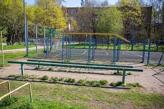 Спортивную площадку на улице Институт в Больших Вяземах реконструируют