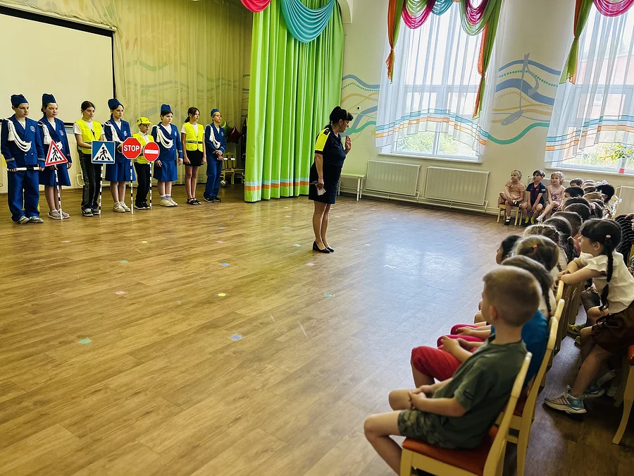 Одинцовские госавтоинспекторы провели в детском саду акцию «Правила знай и соблюдай», Одинцовские госавтоинспекторы провели в детском саду акцию «Правила знай и соблюдай»