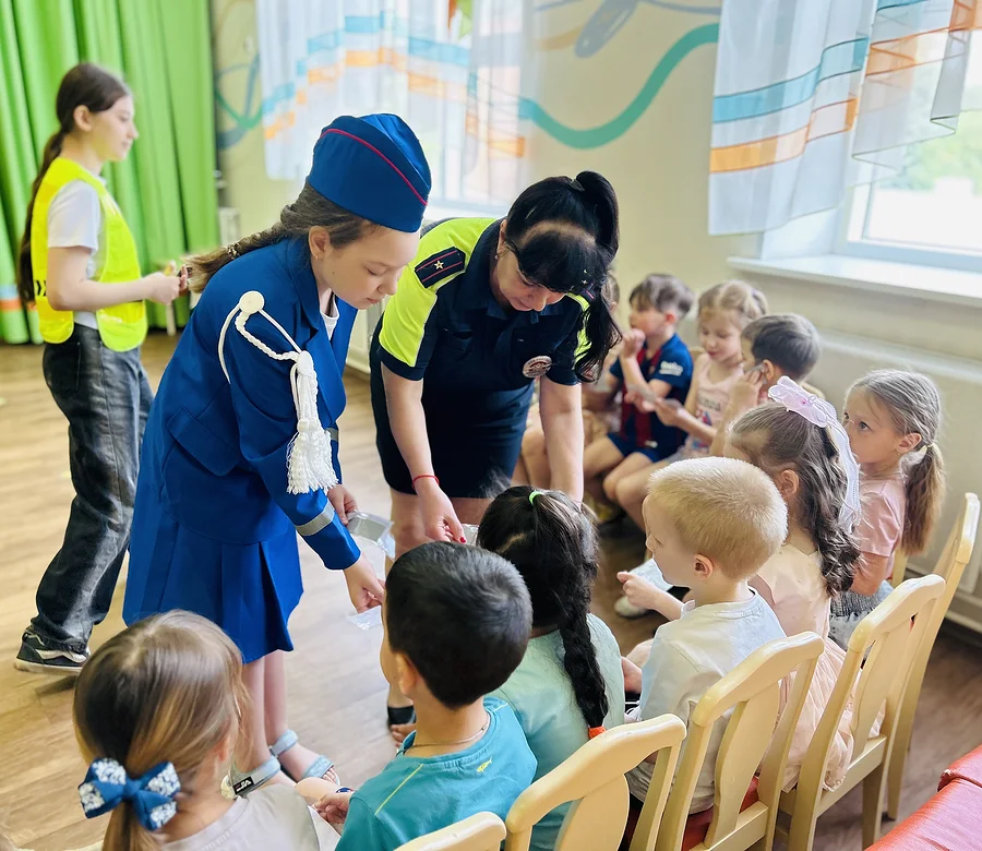 Одинцовские госавтоинспекторы провели в детском саду акцию «Правила знай и соблюдай», Одинцовские госавтоинспекторы провели в детском саду акцию «Правила знай и соблюдай»