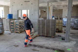 Глава Одинцовского округа Андрей Иванов проинспектировал ход строительства нового детского сада на 245 мест на улице Верхне-Пролетарской в Одинцово