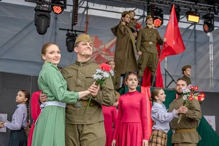 Праздничная концертная программа, посвящённая 80-летию Победы, прошла на Центральной площади в Одинцово