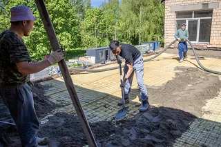 Глава Одинцовского округа Андрей Иванов проверил ход ремонта Васильевской школы в поселке Санатория имени Герцена