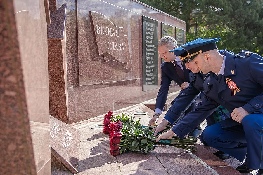 Андрей Иванов и Сергей Забатурин вместе с ветеранами возложили цветы к мемориалу в поселке Горки-2, Андрей Иванов и Сергей Забатурин вместе с ветеранами возложили цветы к мемориалу в поселке Горки-2