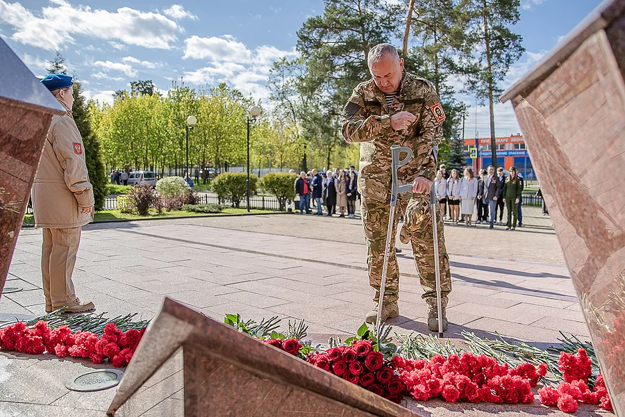Андрей Иванов и Сергей Забатурин вместе с ветеранами возложили цветы к мемориалу в поселке Горки-2, Андрей Иванов и Сергей Забатурин вместе с ветеранами возложили цветы к мемориалу в поселке Горки-2