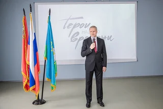 Андрей Иванов наградил пятерых подростков за спасение людей при пожаре