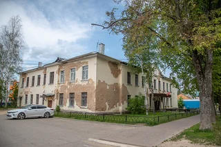 Качество ремонта кровли дома № 11 в поселке Новый Городок проверил Андрей Иванов