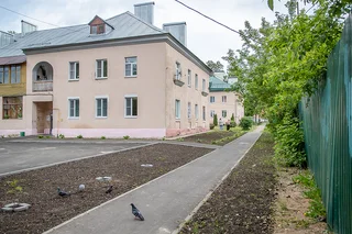 Качество ремонта кровли дома № 11 в поселке Новый Городок проверил Андрей Иванов