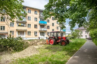 Качество ремонта кровли дома № 11 в поселке Новый Городок проверил Андрей Иванов