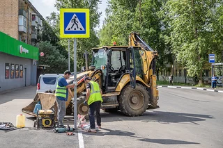 Глава Одинцовского округа проверил качество ремонта дорожного покрытия на проспекте Керамиков в Голицыно