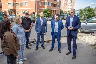 В звенигородском микрорайоне Супонево благоустраивают дворовую территорию у домов № 4 — № 6. Ход работ на объекте проверил глава Одинцовского округа Андрей Иванов
