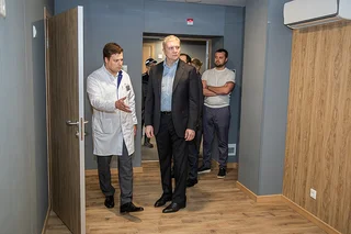 Качество ремонта проверил глава Одинцовского городского округа Андрей Иванов вместе с исполняющим обязанности главного врача ООБ Иваном Каприным