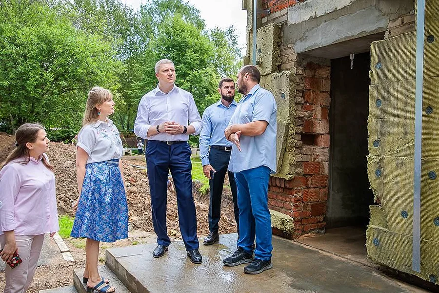 Глава Одинцовского округа Андрей Иванов проинспектировал ход ремонта — обновленное учебное заведение должно быть полностью готово к началу учебного года, Обновленная школа в Голицыно откроется к началу учебного года