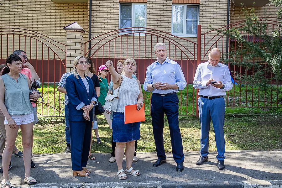 Кровля текст 2, Глава Одинцовского округа проверил качество ремонта кровли многоквартирного дома в звенигородском квартале Заречье