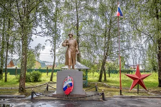 В мае этого года силами местных жителей была заасфальтирована территория у бывшего солдатского клуба в Фуньково и подъезд к нему. Также привели в порядок Памятный знак «Воину Великой Отечественной войны», расположенный перед входом в здание