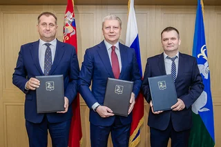 В будущей школе на 560 мест в ЖК «Жаворонки Клаб» реализуют образовательные программы МГИМО. Трехстороннее соглашение о взаимодействии подписали глава Одинцовского округа Андрей Иванов, проректор по развитию МГИМО Артем Мальгин и генеральный директор ФСК Family Максим Белов