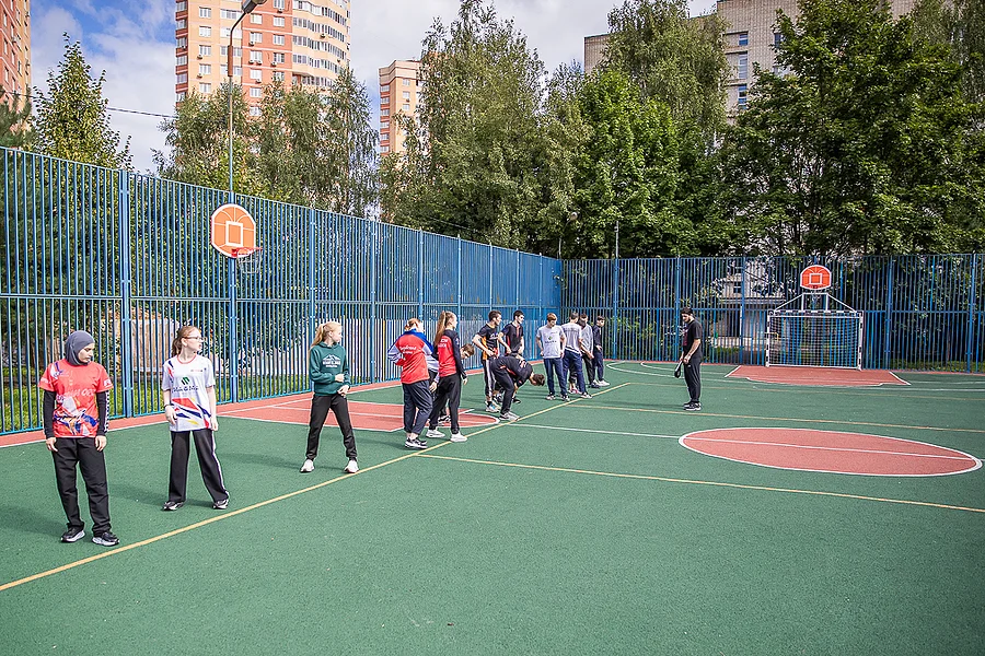 На улице Фасадная в поселке Лесной Городок модернизировали спортивную площадку