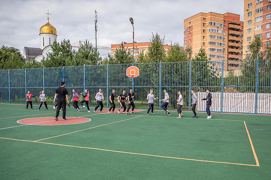 На улице Фасадная в поселке Лесной Городок модернизировали спортивную площадку