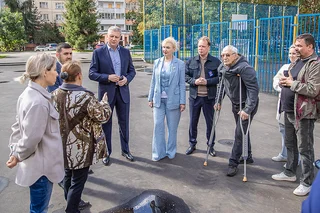 Глава Одинцовского городского округа Андрей Иванов вместе с жителями поселка ВНИИССОК проверил качество комплексного благоустройство двора у домов № 6 и № 8 по улице Березовая