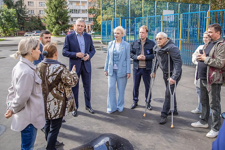 Качество благоустройства дворовой территорий в поселке ВНИИССОК проверил Андрей Иванов