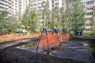 Глава Одинцовского городского округа Андрей Иванов вместе с жителями поселка ВНИИССОК проверил качество комплексного благоустройство двора у домов № 6 и № 8 по улице Березовая