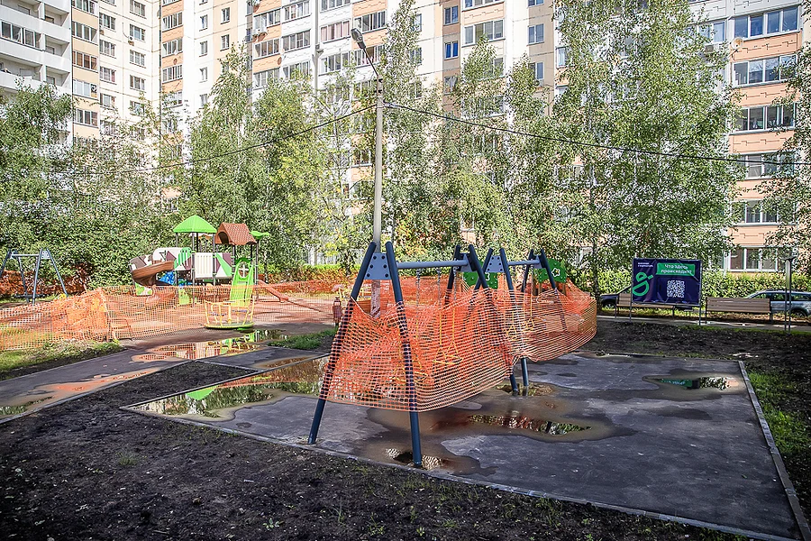 Качество благоустройства дворовой территорий в поселке ВНИИССОК проверил Андрей Иванов