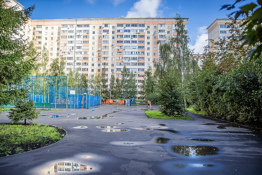 Качество благоустройства дворовой территорий в поселке ВНИИССОК проверил Андрей Иванов