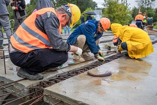 Глава Одинцовского округа проинспектировал ход капитального ремонта моста через реку Чаченка в Ромашково