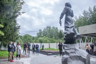 Глава Одинцовского округа проконтролировал работы по установке памятника Дарье Дугиной в Захарово