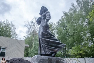 Глава Одинцовского округа проконтролировал работы по установке памятника Дарье Дугиной в Захарово