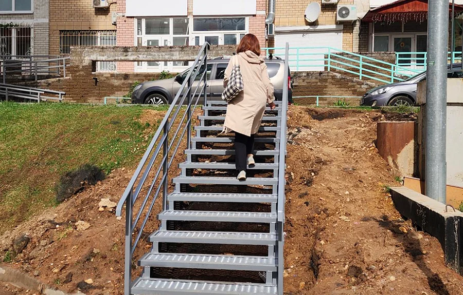 Тротуары и лестничные марши обновляют в звенигородском микрорайоне Восточный-3, Август