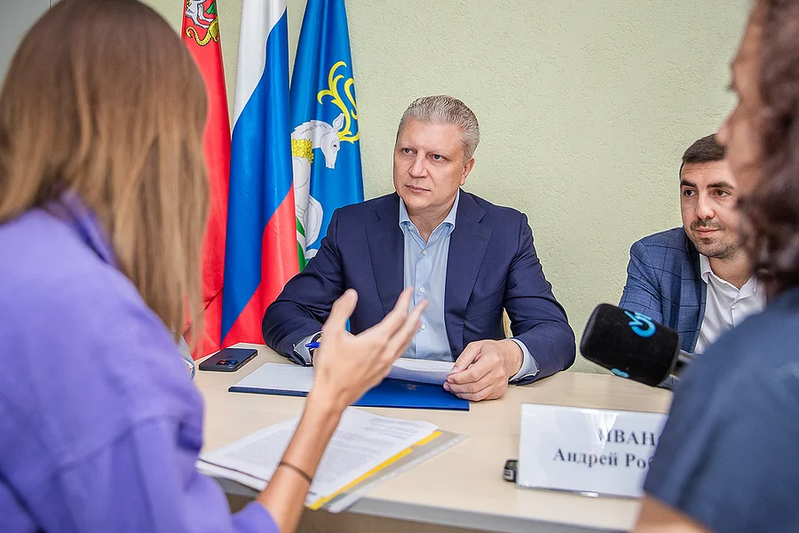 Глава Одинцовского округа Андрей Иванов провел личный прием в формате «Выездной администрации» в Лесном Городке, на площадке Лесногородской средней школы, Личный прием провел Андрей Иванов в Лесном Городке