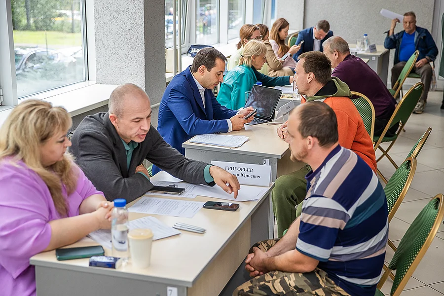 Глава Одинцовского округа Андрей Иванов провел личный прием в формате «Выездной администрации» в Лесном Городке, на площадке Лесногородской средней школы, Личный прием провел Андрей Иванов в Лесном Городке