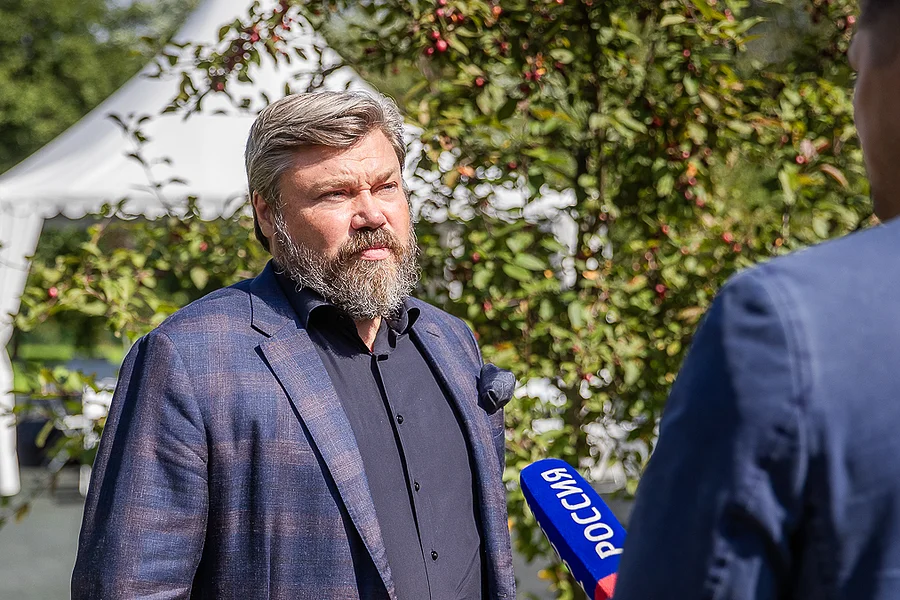 ZV3 s, Памятник политологу и публицисту Дарье Дугиной открыли в парке Захарово