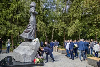 На торжественной церемонии присутствовали мать Дугиной Наталия Мелентьева, генеральный директор медиагруппы «Россия сегодня» Дмитрий Киселев, глава ДНР Денис Пушилин, вице-губернатор Московской области Мария Нагорная, глава Одинцовского округа Андрей Иванов, основатель телеканала «Царьград» и одноименного фонда Константин Малофеев, советник Президента, специальный представитель Президента по международному сотрудничеству в сфере транспорта Игорь Левитин, художественный руководитель Нового театра Эдуард Бояков и другие гости — всего более 150 человек