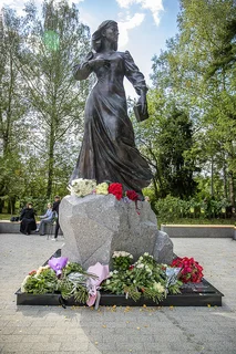 В парке Захарово Одинцовского округа в среду, 20 августа, открылся памятник публицисту и политологу Дарье Дугиной