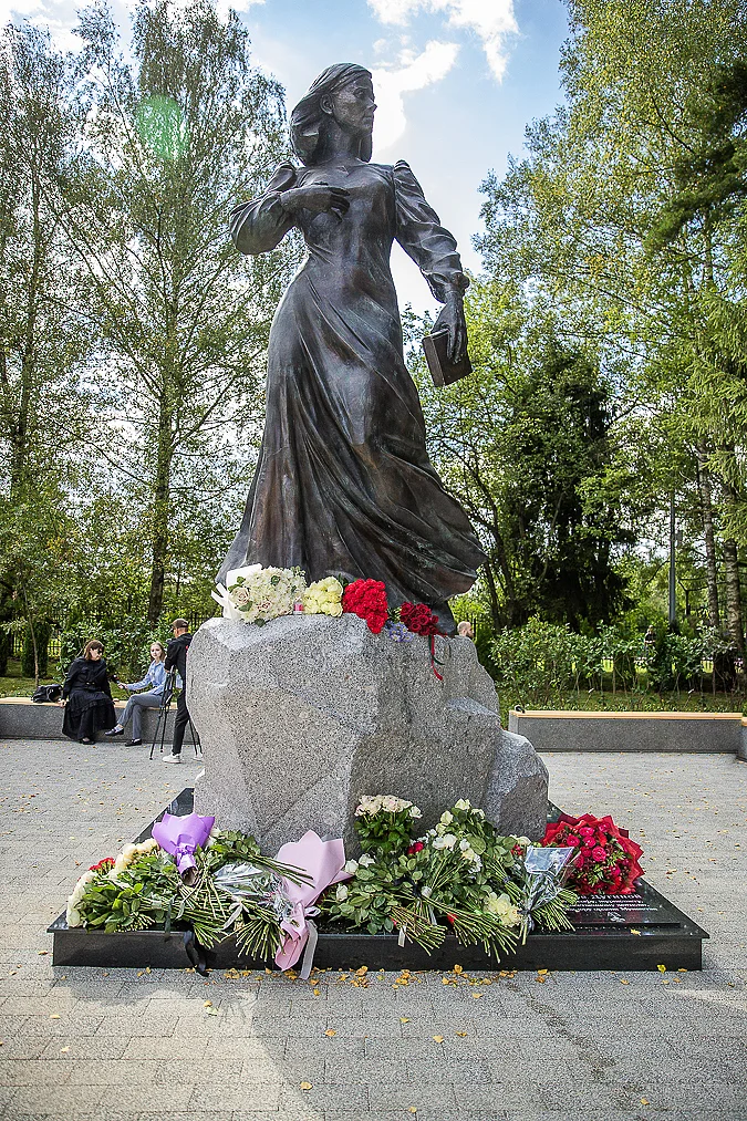 ZV3 s, Памятник политологу и публицисту Дарье Дугиной открыли в парке Захарово