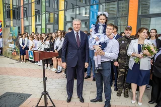 С Днем знаний школьников, их педагогов и родителей поздравили глава Одинцовского округа Андрей Иванов и директор образовательного комплекса «КвантУм» Оксана Кляпка