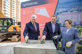 Глава Одинцовского округа Андрей Иванов вместе с работниками Одинцовской областной больницы и активными жителями заложил капсулу времени в основание новой поликлиники в Голицыно