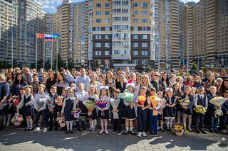 Новое учебное заведение 1 сентября пополнило систему образования Одинцовского округа — в жилом комплексе «Одинбург» торжественно открылась современная школа на 825 мест