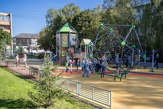 Новую детскую игровую площадку открыли на Наро-Фоминском шоссе в Кубинке