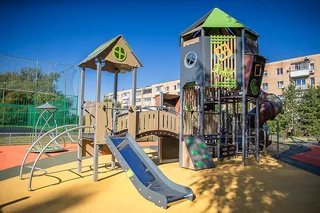 Новую детскую игровую площадку открыли на Наро-Фоминском шоссе в Кубинке