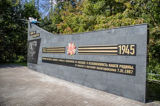 Глава Одинцовского округа проверил результаты реконструкции памятника «Летчикам, павшим в борьбе с фашизмом и за независимость нашей Родины», расположенного на въезде в поселок Новый Городок