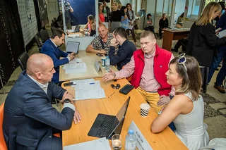 Глава Одинцовского округа Андрей Иванов вместе с профильными заместителями провел личный прием в формате «Выездной администрации» в Никольском — на площадке Дома культуры «Полет»