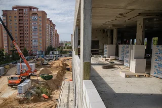 Глава Одинцовского округа Андрей Иванов проверил ход возведения поликлиники на 500 посещений в смену в микрорайоне «Гусарская баллада»