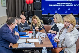Глава Одинцовского округа Андрей Иванов вместе с профильными заместителями провел личный прием в формате «Выездной Администрации» в территориальном управлении Барвихинское — на площадке Культурно-досугового центра «Барвиха»