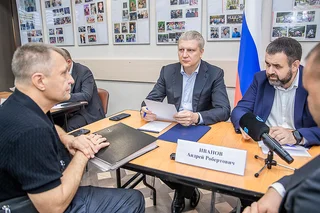 Глава Одинцовского округа Андрей Иванов вместе с профильными заместителями провел личный прием в формате «Выездной Администрации» в территориальном управлении Барвихинское — на площадке Культурно-досугового центра «Барвиха»